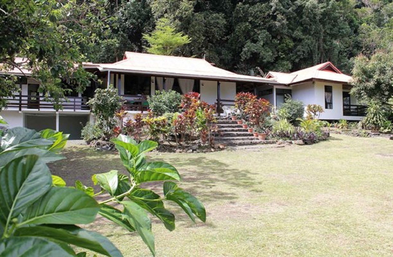 BELLE PROPRIETE AVEC CASCADE SUR PAPARA A VENDRE
