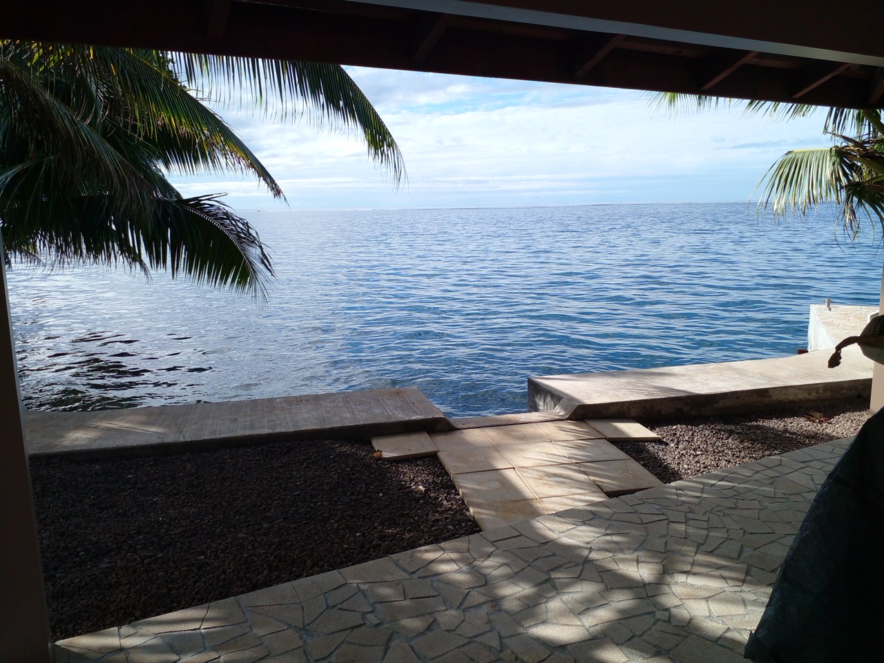 A LOUER GRANDE PROPRIETE MAISON EN DUR SUR PUEU BORD DE MER