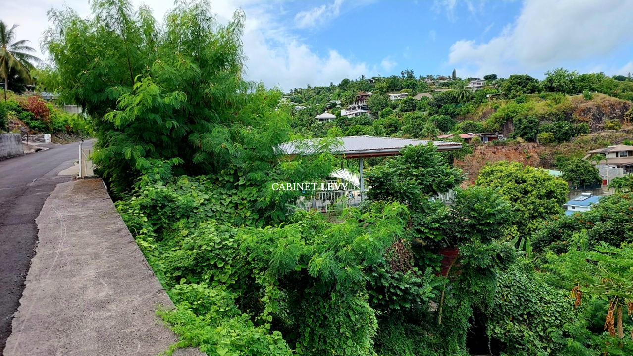 Exclusif: Terrain en pente de 762m² à vendre dans un lotissement privé à Punaauia