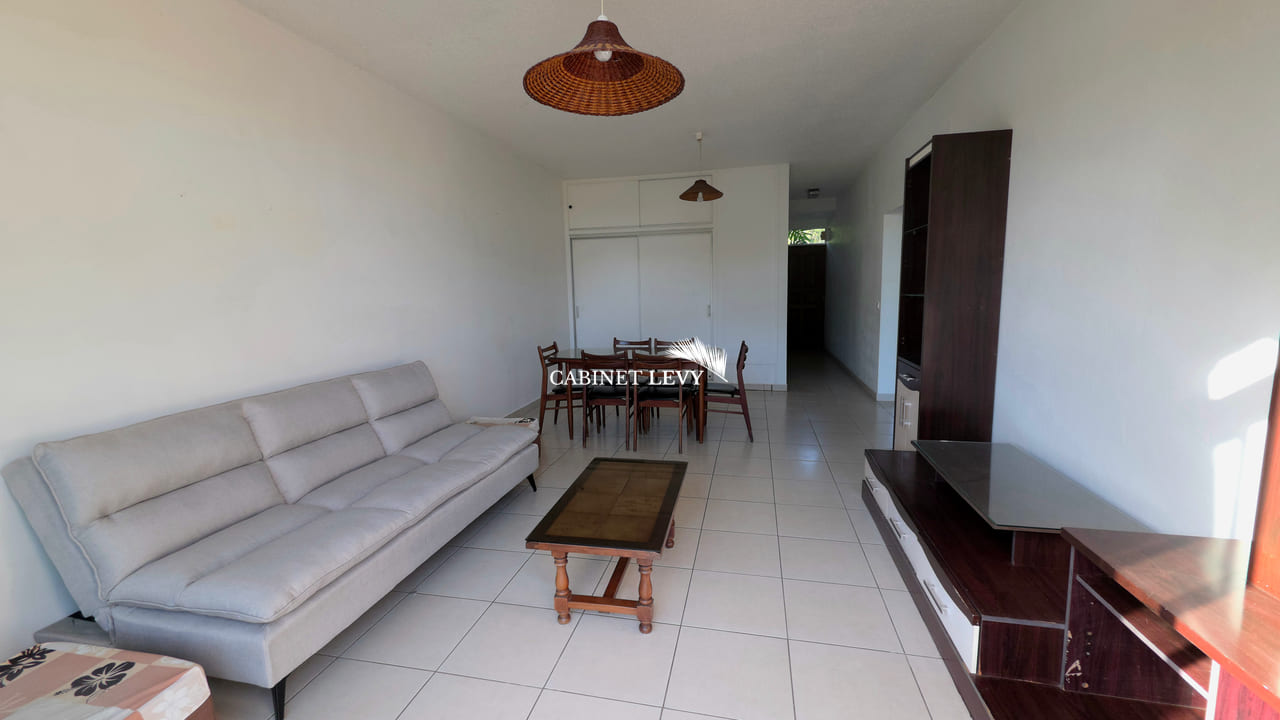 Appartement F3 au rez-de-jardin (Résidence bord de mer) à Arue - B14