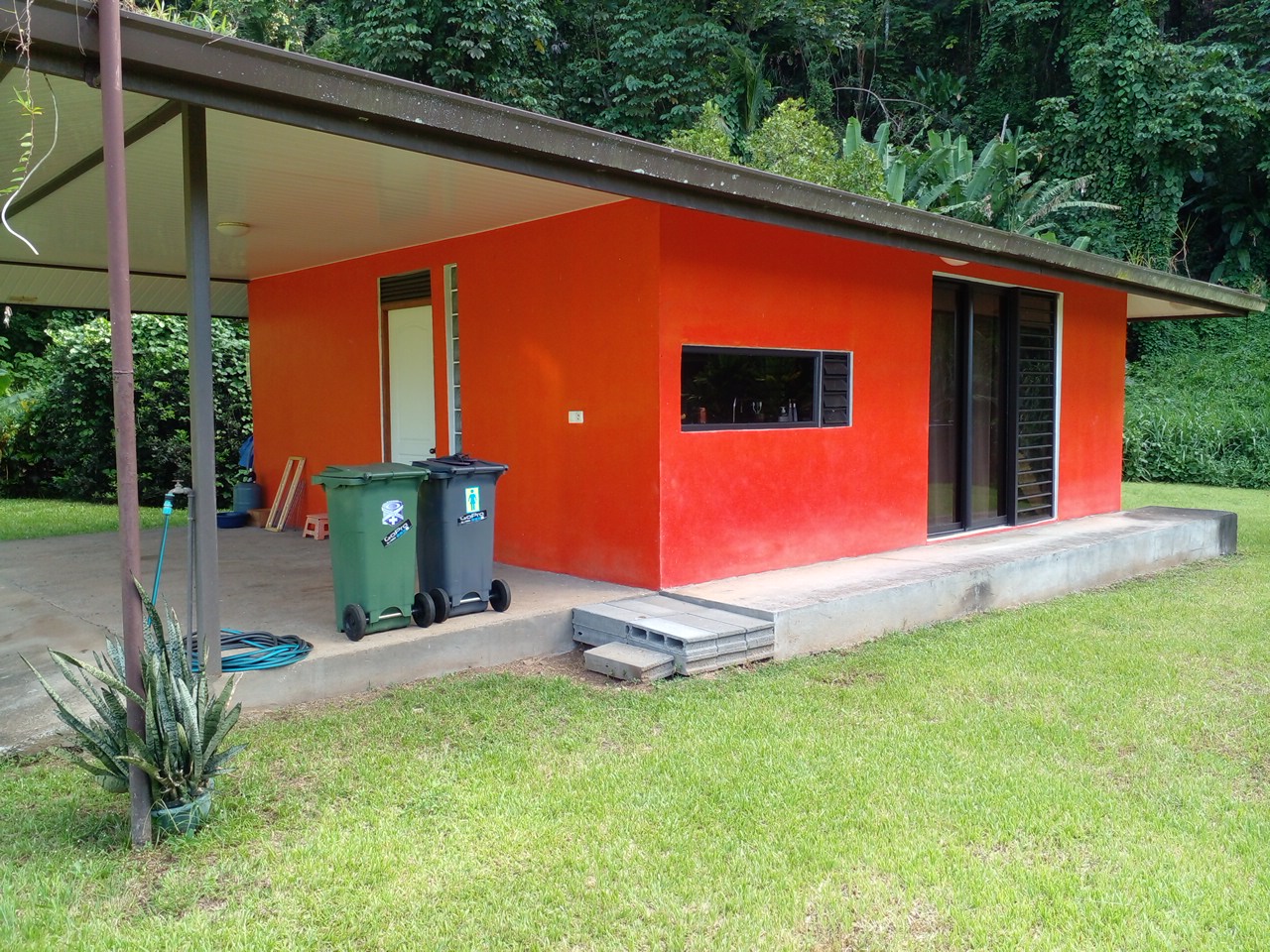 PRESQU&#039;ILE A LOUER MAISON RECENTE EN DUR F2
