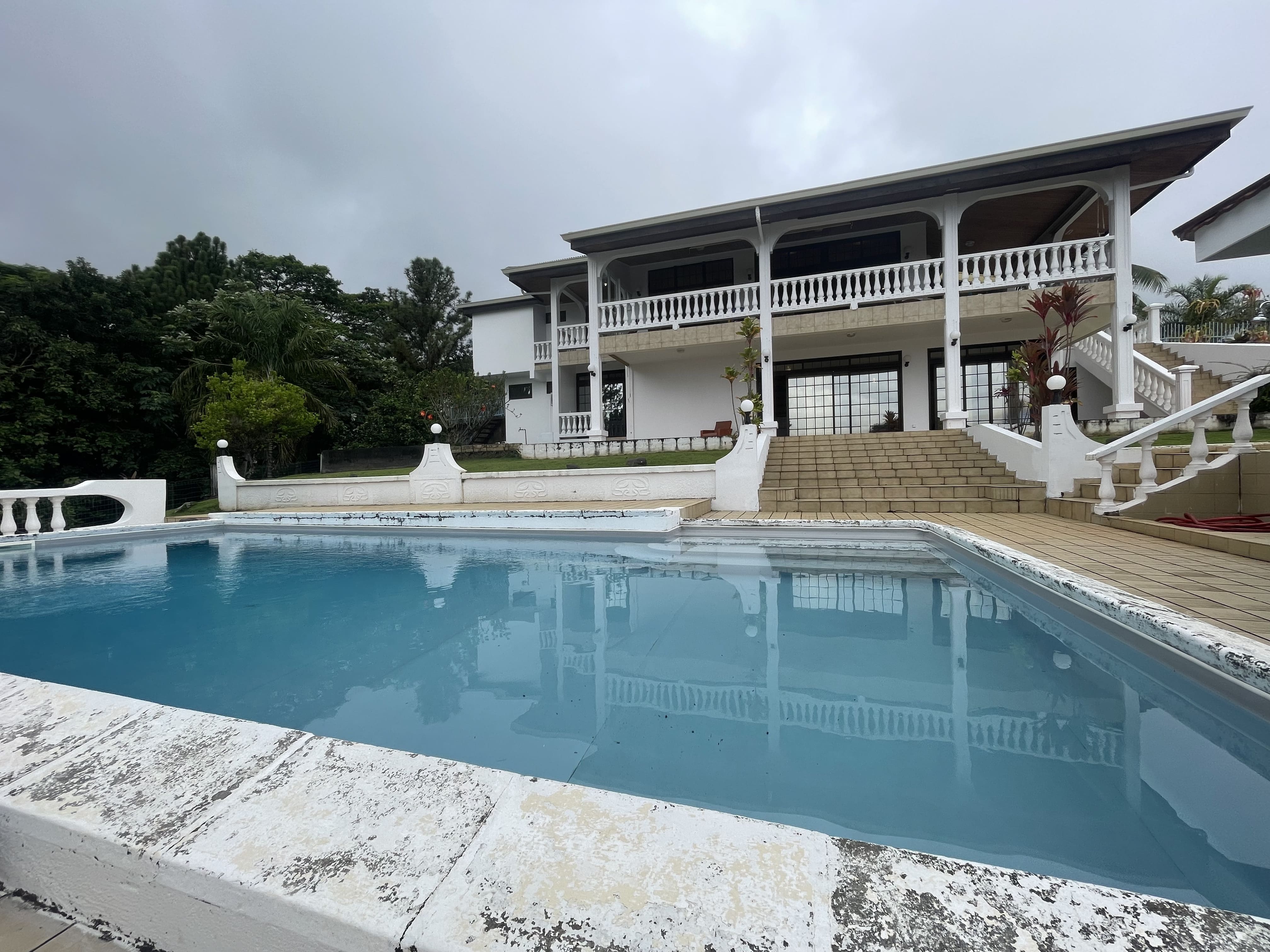 À vendre maison T4 à Mahina avec piscine – vue Motu Martin