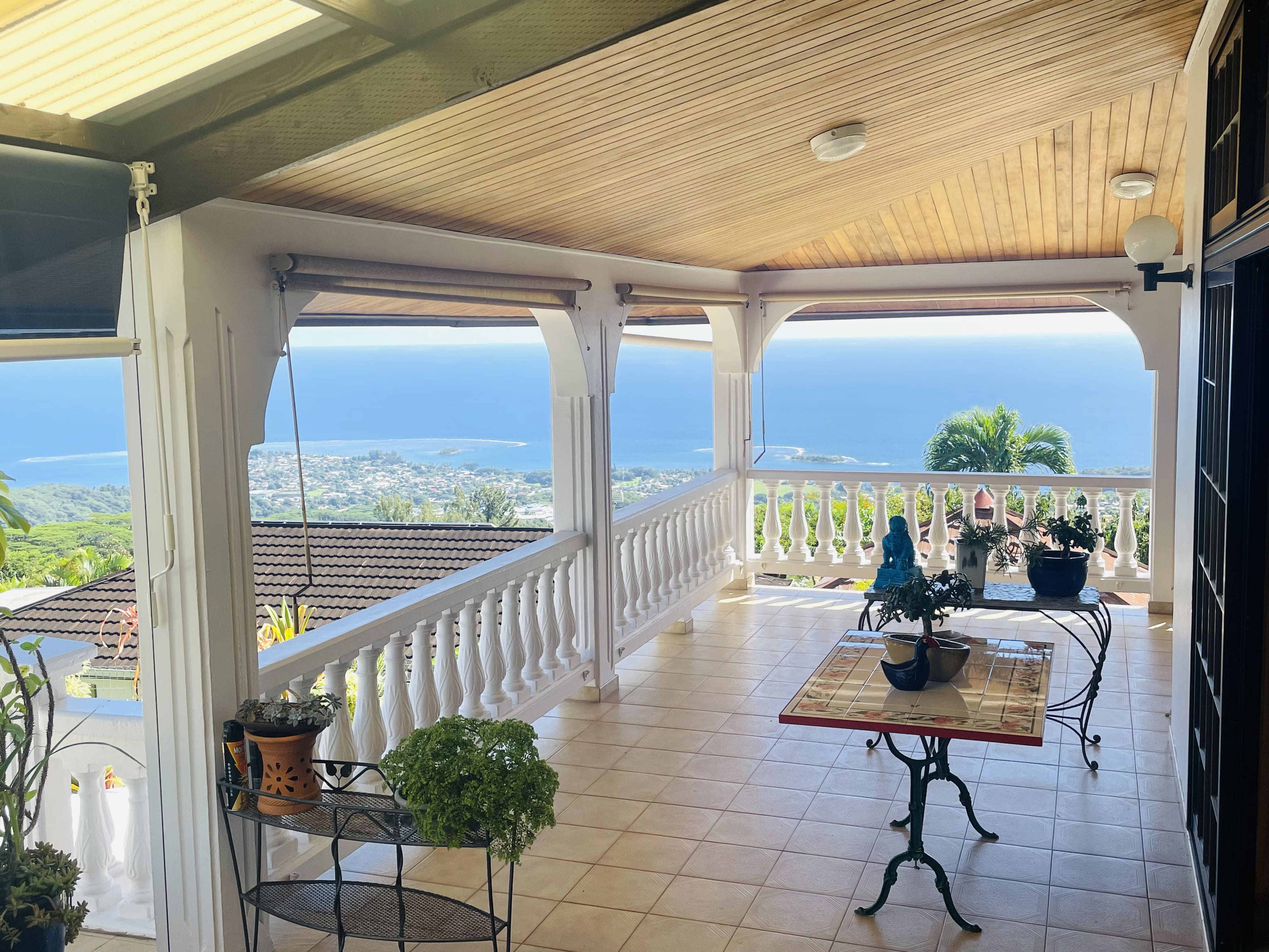 À VENDRE À MAHINA – VILLA AVEC GRANDE PISCINE &amp; VUE OCÉAN (MOTU MARTIN)