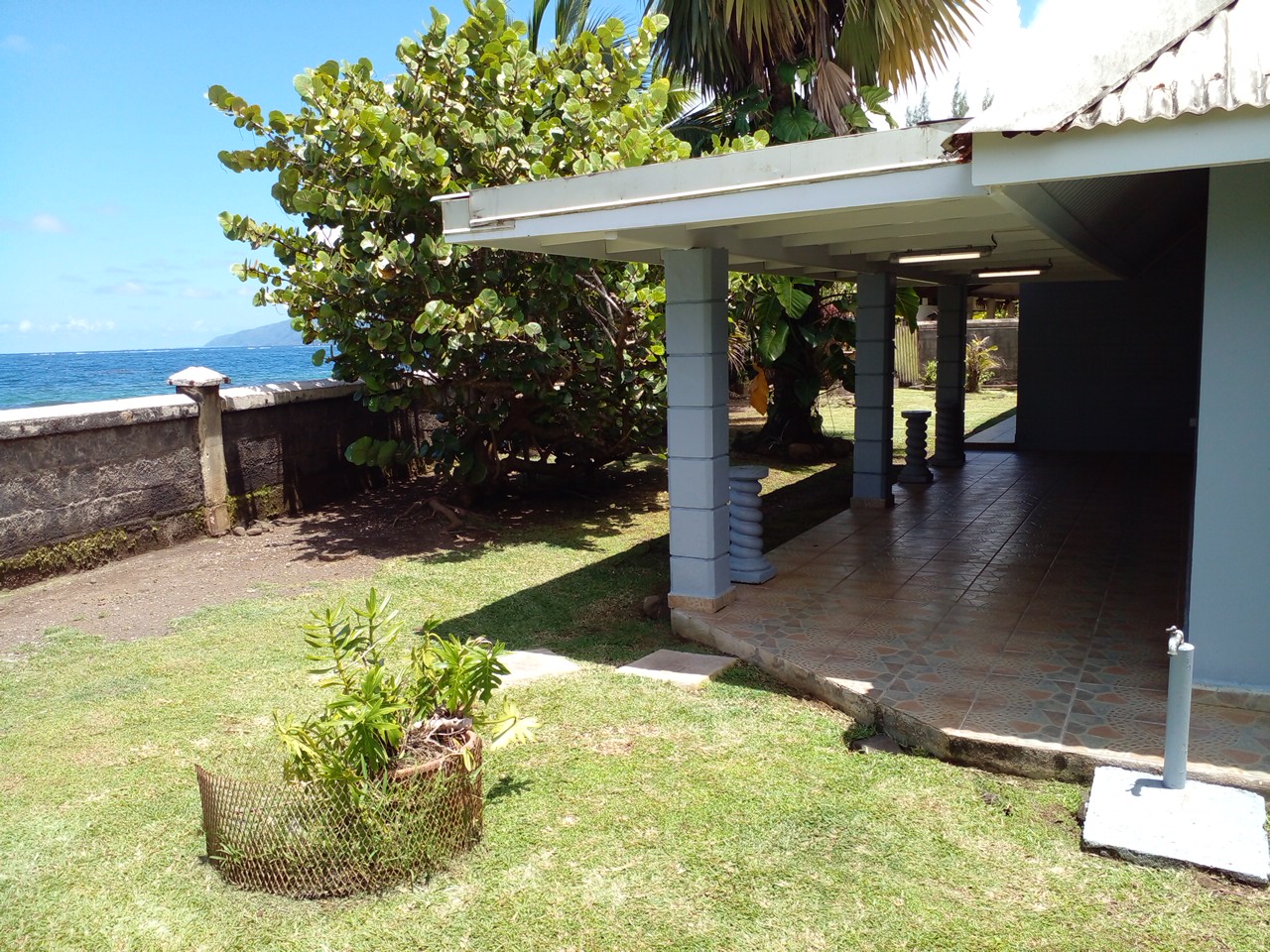 FAAONE GRANDE MAISON BORD DE MER A LOUER