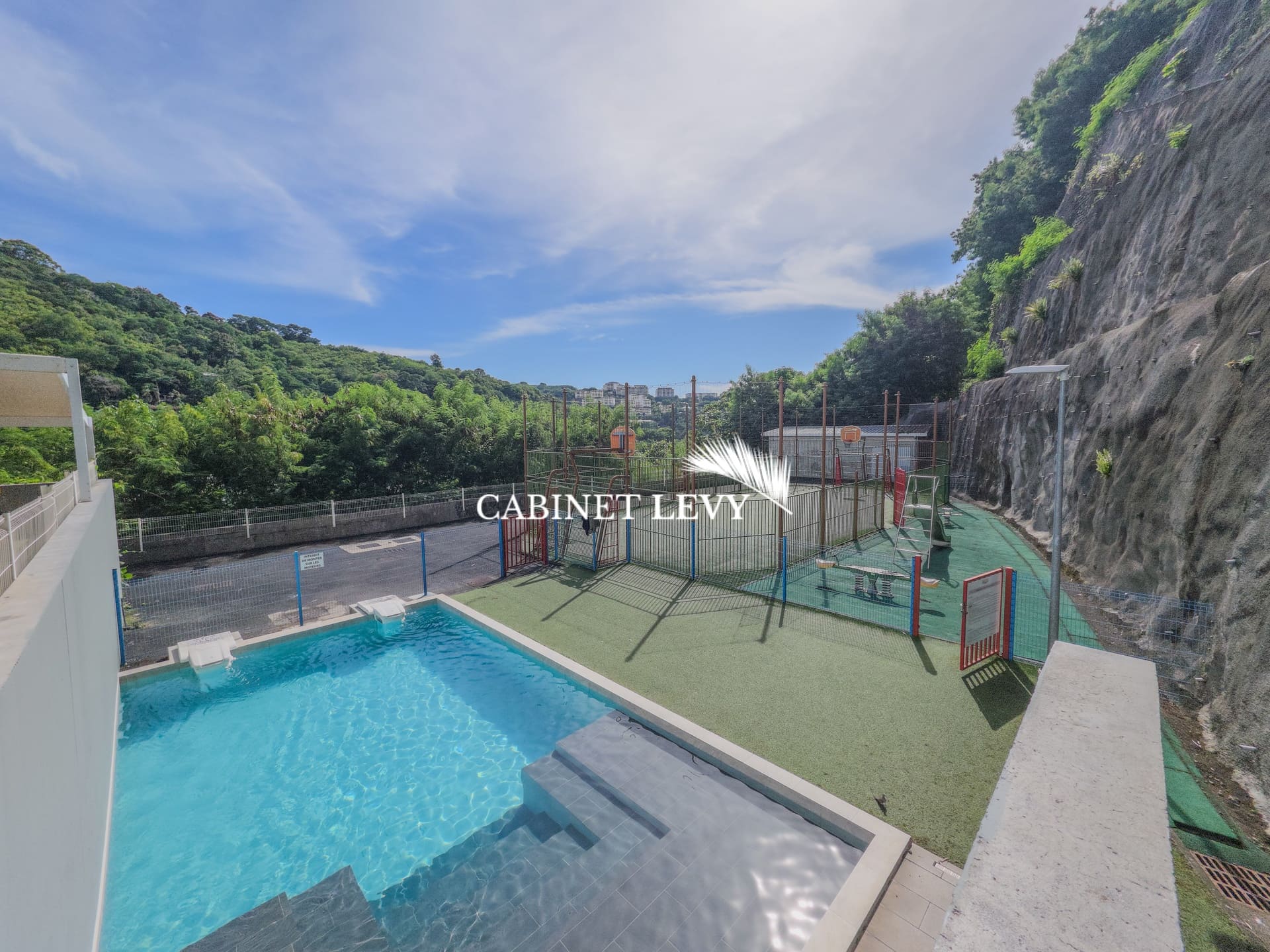 A vendre bel appartement F3 "meublé/équipé" au début de la route du Pic Rouge à Papeete