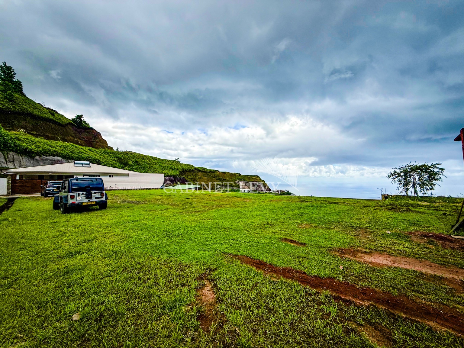 À VENDRE : MAGNIFIQUE TERRAIN 817 m² SUR MIRI – PUNAAUIA (VUE MOOREA)