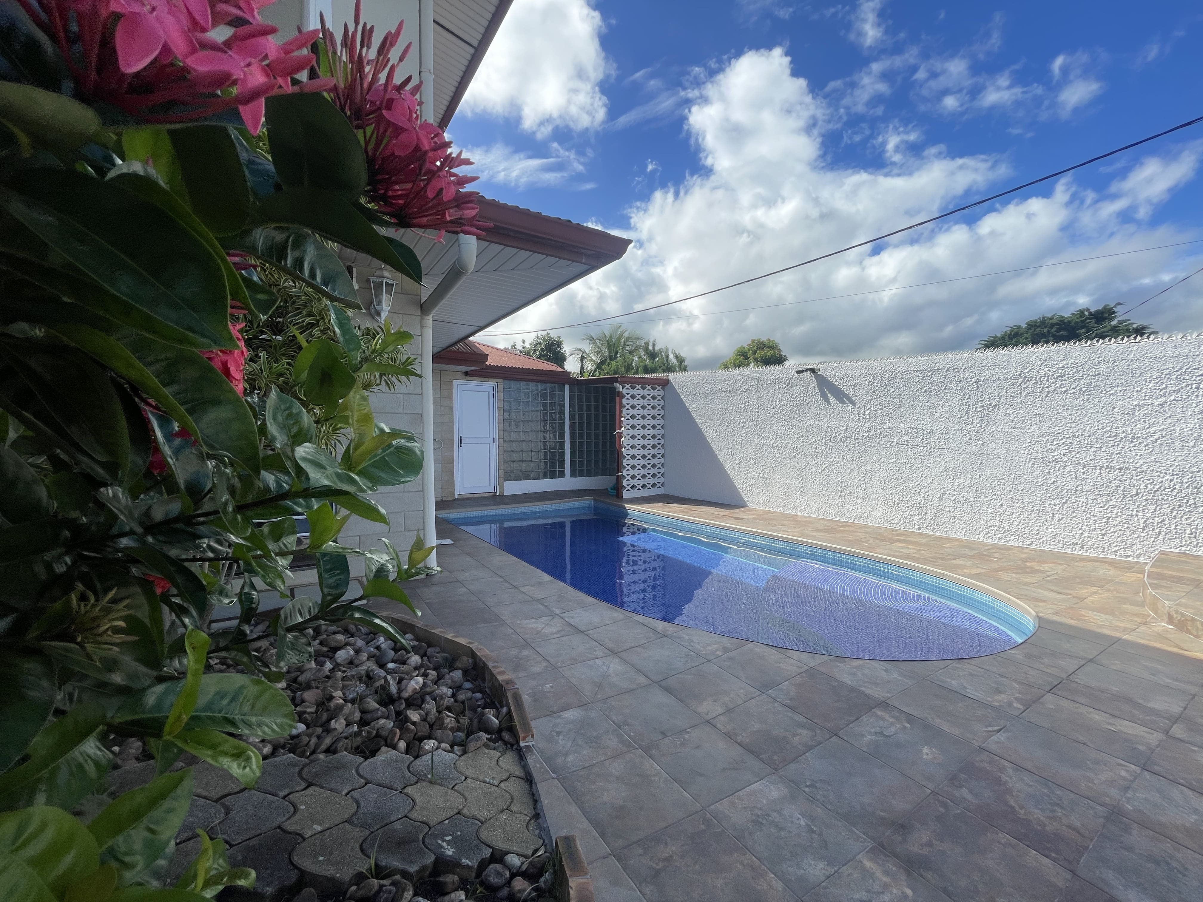 À LOUER À PUNAAUIA APPARTEMENT T4  MEUBLÉ PISCINE &amp; VUE MER