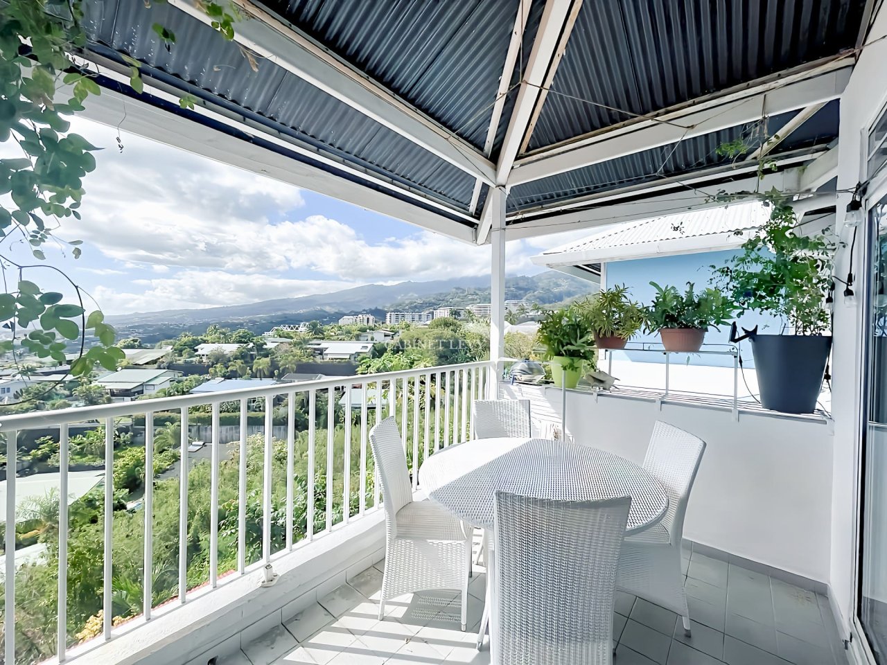 SOUS-COMPROMIS! À VENDRE APPARTEMENT T3 MEUBLÉ VUE MER - PAMATAI - FAAA