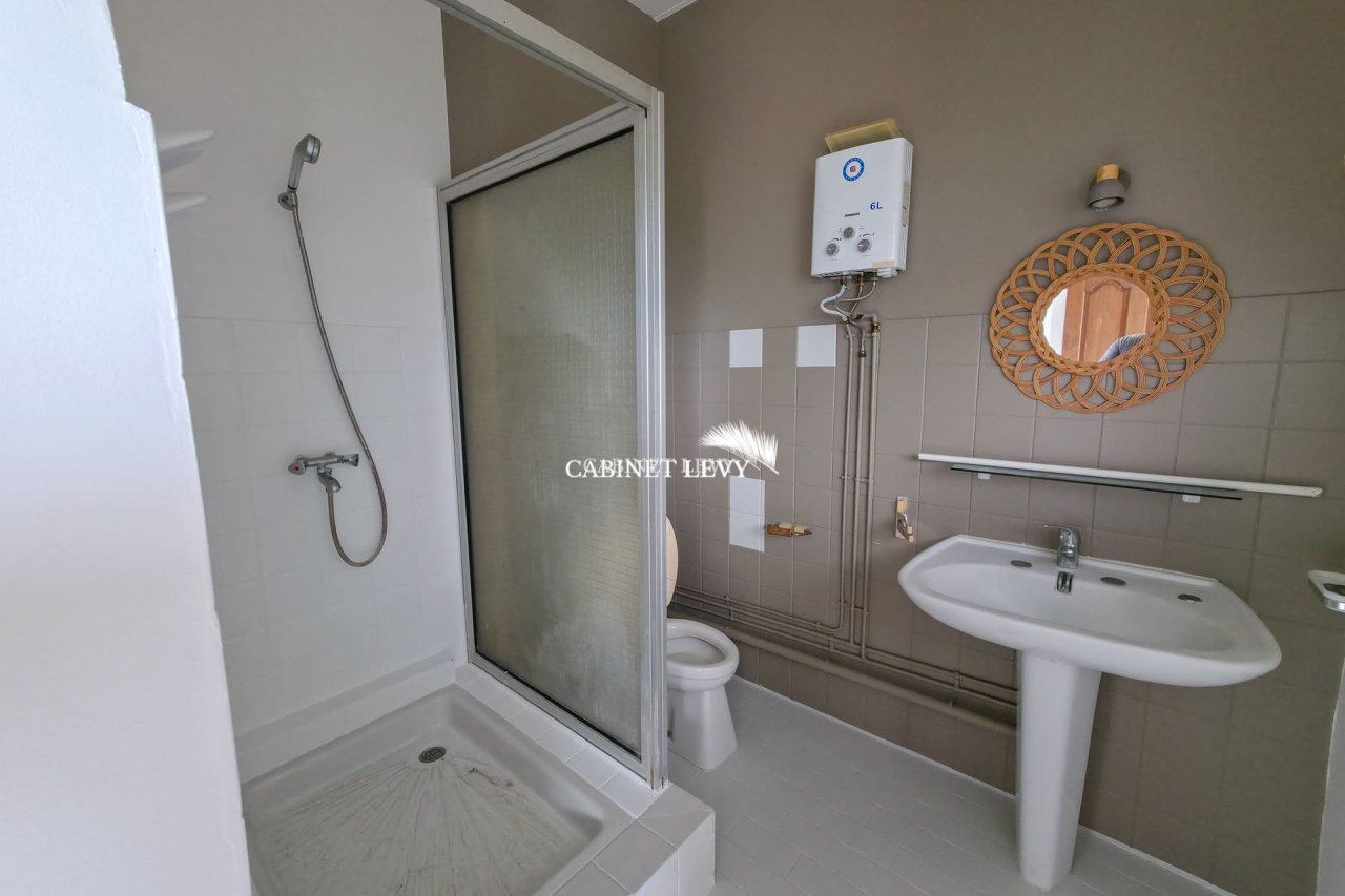 A louer Studio BORD DE MER à Arue (Salle de bain)