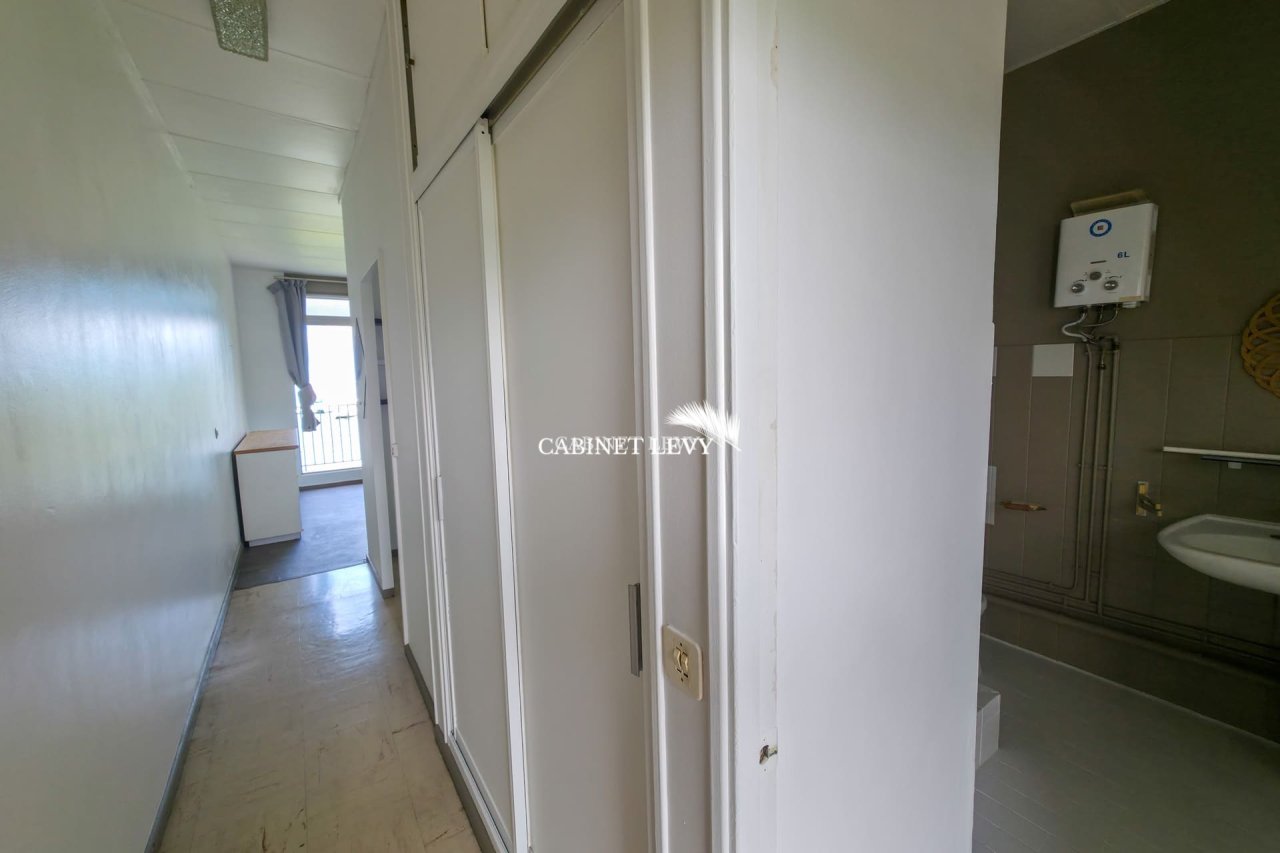 A louer Studio BORD DE MER à Arue (Couloir)