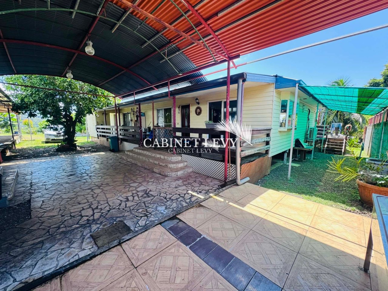 A vendre grande maison F4 + 2 bungalow Erima Arue