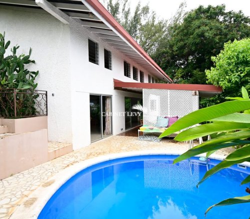 A louer grande maison F4 avec piscine à Orovini, Papeete (Vue mer)