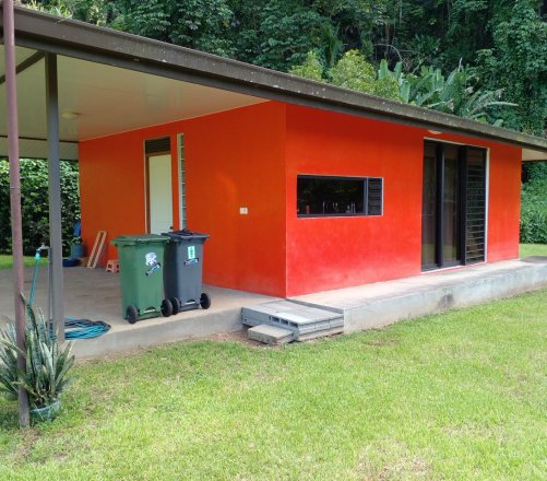PRESQU&#039;ILE A LOUER MAISON RECENTE EN DUR F2