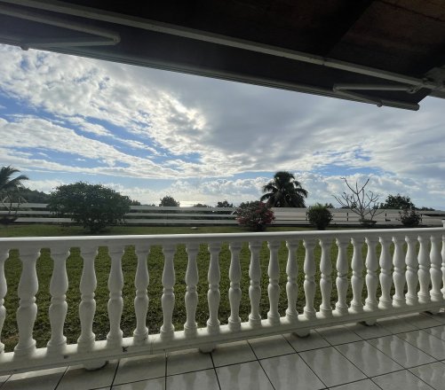 À LOUER! À MAHINA - Maison T4 meublée jardin vue océan ( Lot. SuperMahina)