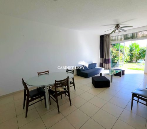 Appartement F3 au rez-de-jardin (Résidence bord de mer) à Arue - B11