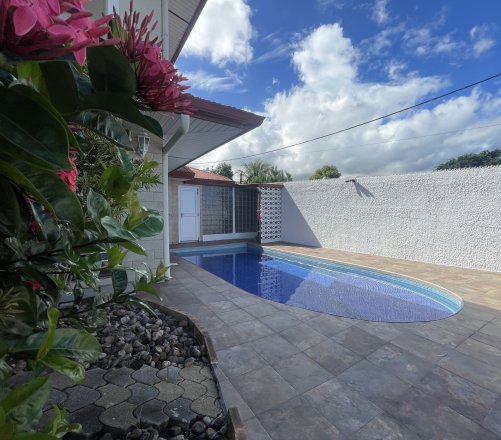 À LOUER À PUNAAUIA APPARTEMENT T4  MEUBLÉ PISCINE &amp; VUE MER